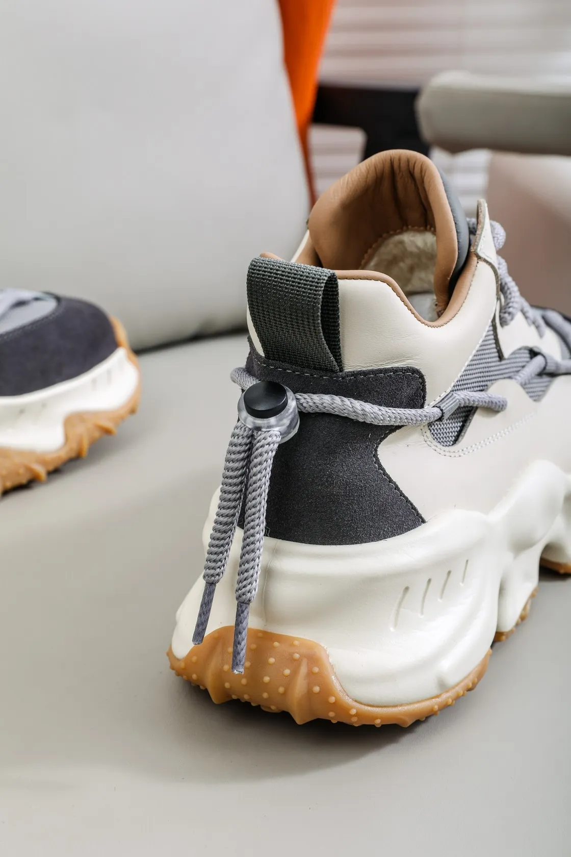 Men's shoes 💰620 IUGGI Heavy-duty thick-soled dad shoes EVA foam outsole Rarely seen on the market Retro version Very good-looking on the feet Mainly because it is so classy All-sheep fur lining Thick sole plate Super soft rebound Model 6081 Men's model 39-44 [issued]